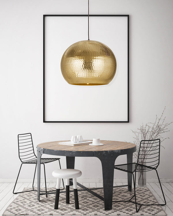 Diese elegante Hängelampe im modernen Industrie-Stil verleiht jedem Raum eine warme und einladende Atmosphäre. Mit ihrem goldenen Lampenschirm und einzigartigem Design ist sie perfekt für stilvolle Dekoration.
