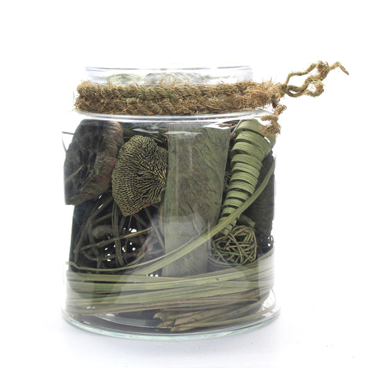 Mit dem Dekoglas Flora 310 setzen Sie auf eine elegante und moderne Tischdekoration. Der Mix aus getrockneten Pflanzenteilen im Glas sorgt für einen rustikalen, natürlichen Look, der sich perfekt in jedes Raumkonzept einfügt