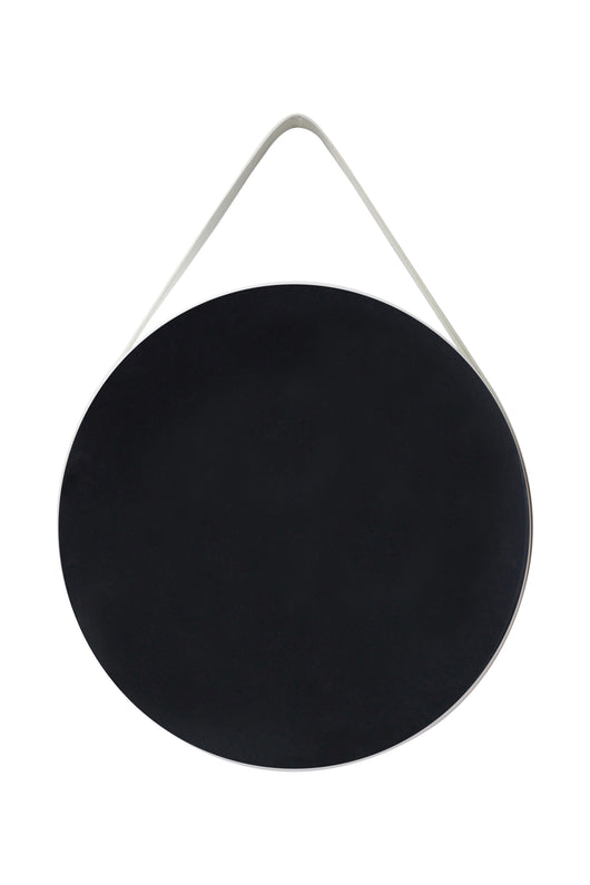 Sichtbare Eleganz: Der Aufhängegürtel aus Kunstleder ist nicht versteckt, sondern ein bewusstes Design-Element der Wanddekoration.

