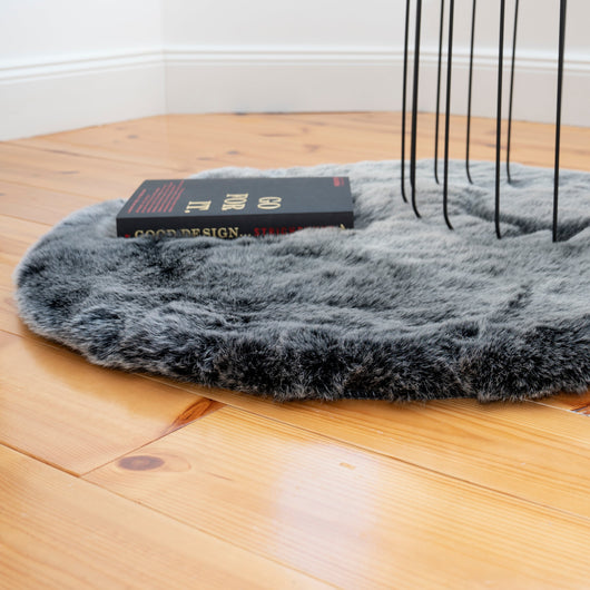 Verleihen Sie Ihrem Raum Eleganz: Dieser Teppich ist perfekt für ein modernes Wohnzimmer und schafft eine stilvolle Atmosphäre.