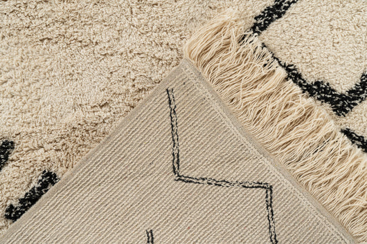 Dieser Teppich ist ein Blickfang für jeden Raum, egal ob Wohnzimmer, Schlafzimmer oder Essbereich. Das geometrische Muster zieht alle Blicke auf sich und verleiht Ihrem Zuhause eine moderne und stilvolle Note.

