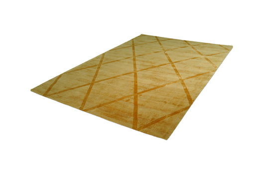 Der Luxury Teppich im Retro-Stil vereint modernes Design mit hochwertiger Handwerkskunst. Aus 100% Viskose gefertigt, bietet dieser Teppich eine weiche Oberfläche und lebendige Farben, die Ihrem Raum eine besondere Atmosphäre verleihen. Der Teppich ist ideal für Allergiker, da er fusselarm und pflegeleicht ist. Perfekt für moderne Wohnzimmer oder stilvolle Büros, bietet dieser Teppich sowohl Komfort als auch Eleganz.