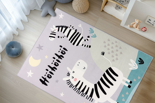 Teppich für Fußbodenheizung geeignet: Sorgen Sie für warme Füße im Kinderzimmer. Dieser Kurzflor Kinderteppich ist geeignet für Fussbodenheizung und bietet somit ganzjährig eine gemütliche Spielfläche. Die einfache Pflege rundet das Paket ab.