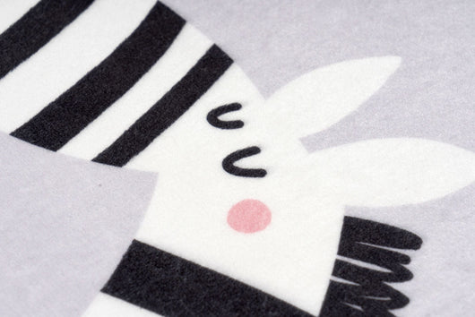 Gesunder Spielteppich Kurzflor: Schaffen Sie ein milbenarmes Spielumfeld! Dieser Allergiker geeignete Kinderteppich lässt sich leicht mit einer glatten Düse absaugen und unterstützt durch seine pflegeleichte Kunstfaserqualität (100% Polyester) ein besseres Raumklima.