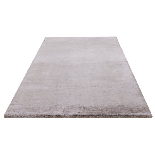 Hohes Flächengewicht: Mit $2600 \text{ g/m}^2$ ist der Teppich besonders schwer und liegt stabil und fest auf dem Boden.