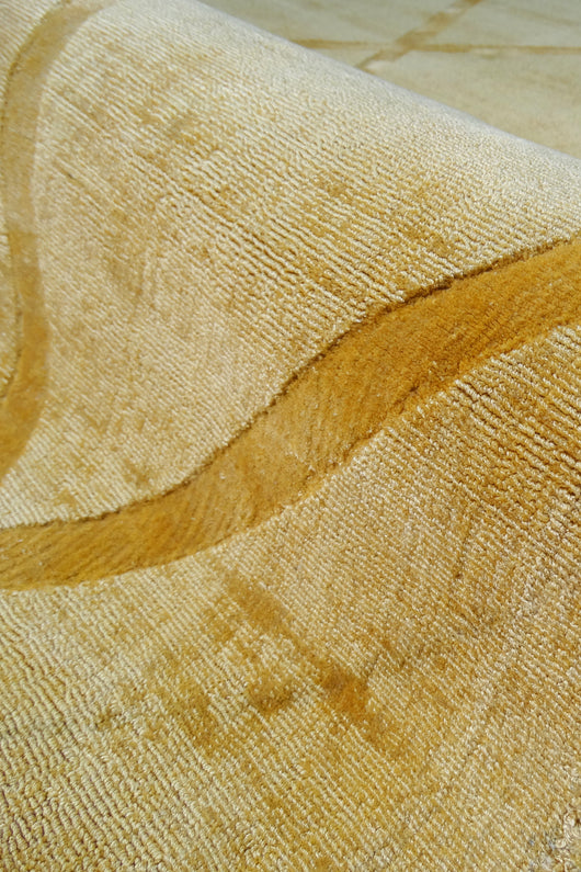Mit diesem eleganten Teppich in Gelb holen Sie sich nicht nur ein stilvolles Design, sondern auch ein allergikerfreundliches Produkt ins Haus. Der Teppich aus 100% Viskose ist fusselarm und einfach zu reinigen, was ihn zur perfekten Wahl für empfindliche Menschen macht. Der Kurzflor sorgt für Komfort und eignet sich hervorragend für Räume mit Fußbodenheizung. Sein retro-inspiriertes Design bringt Farbe und Leben in jede Einrichtung.