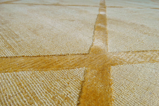 Dieser luxuriöse Teppich aus 100% Viskose bietet Komfort und Stil. Mit seiner Kurzflor-Struktur ist er pflegeleicht und für Allergiker geeignet. Der Baumwollrücken sorgt für Langlebigkeit. Ideal für moderne Räume und Fußbodenheizung.