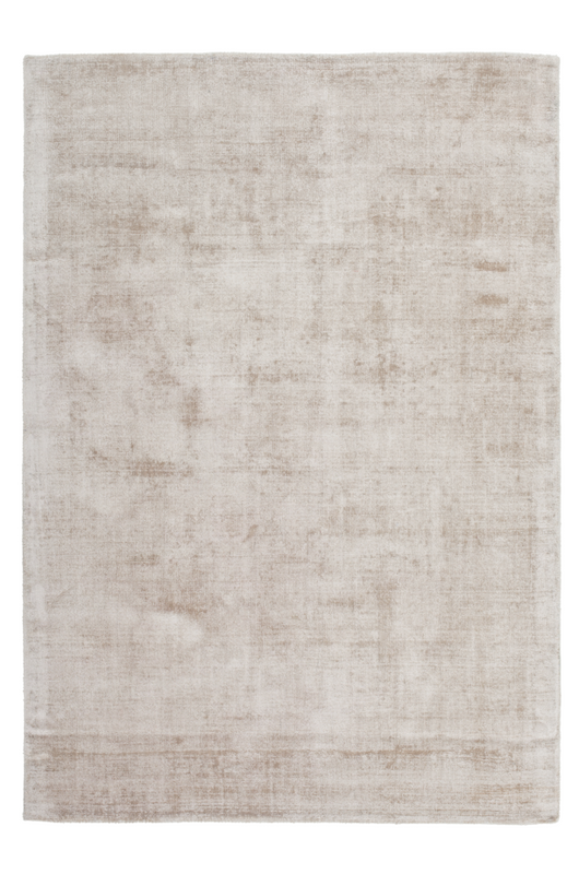 Der Luxus Teppich aus 100% Viskose mit Baumwollrücken ist ein echtes Highlight in jedem Raum. Seine elegante Farbgebung in Elfenbein/Taupe passt sich harmonisch verschiedenen Einrichtungsstilen an und sorgt für ein behagliches Wohngefühl.​