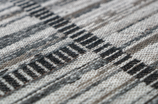 Ein echter Hingucker: Der Wollteppich in Jacquard-Optik kombiniert Funktionalität mit stilvollem Design. Die flache Struktur sorgt für eine klare Optik und macht die Reinigung besonders einfach – ideal für viel genutzte Wohnbereiche.