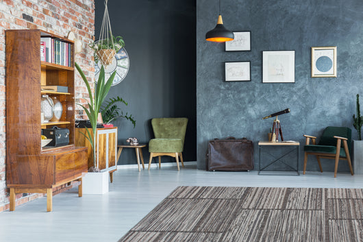 Ein stilvoller Teppich aus Wolle bringt natürliche Wärme in jeden Raum. Das dezente Design in Natur- und Grautönen passt perfekt zu modernen sowie klassischen Einrichtungen. Ideal als Wohnzimmerteppich oder Vorleger im Flur – vielseitig, weich und pflegeleicht.