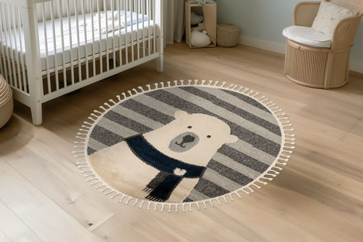 KINDER TEPPICH BÄR DESIGN: Das niedliche Bärenmotiv in Grau sorgt für eine gemütliche und verspielte Atmosphäre im Raum.