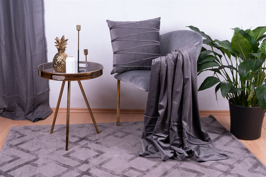 Praktisches Kissenformat: Das Zierkissen hat die ideale Größe von 45×45 cm und besitzt einen Reißverschluss zum einfachen Abziehen.

