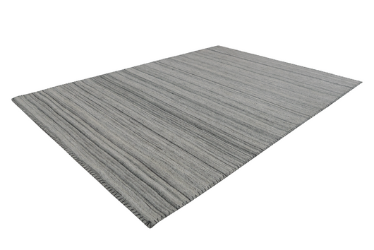 Dieser robuste Teppich aus 95 % Wolle und 5 % Polyester vereint hohe Qualität mit einem schlichten Design. Der Flachflorteppich mit seinem natürlichen Jacquard-Muster passt perfekt in jedes Zimmer und sorgt für eine angenehme, weiche Oberfläche. Dank des Baumwollrückens eignet sich der Teppich besonders gut für die Nutzung auf Fußbodenheizung.
