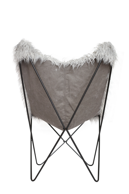 Ihr neues Lieblingsstück für Entspannung: Der Schmetterling-Stuhl Original, ideal platziert auf einem weichen Boden Teppich.