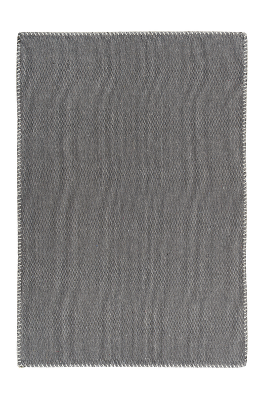 Graue Teppiche Maya 625 – ein modernes Statement für Ihr Wohnzimmer. Der elegante Print und der flache Flor machen ihn zum stilvollen Blickfang.