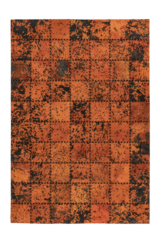 Dieser langlebige Lederteppich ist handgenäht und mit einem Filzrücken ausgestattet, der zur Schonung des Bodens dient. Das attraktive Patchwork-Design verleiht ihm einen modernen Charakter.

