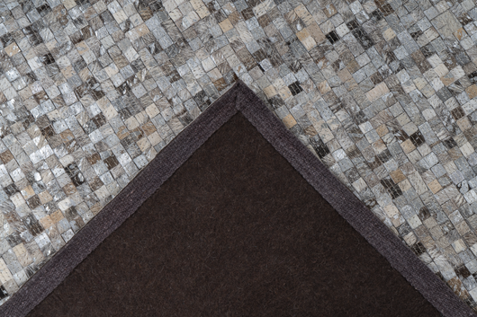 Ein einzigartiges Unikat: Dieser natürliche Teppich mit Patchwork-Muster wurde in liebevoller Handarbeit zusammengesetzt.