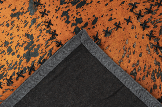 Der günstige Lederteppich "Voila 125" beweist, dass Qualität nicht teuer sein muss. Das robuste Material aus natürlichem Fell und die pflegeleichte Oberfläche machen ihn langlebig. Das handgenähte Patchwork-Muster in intensivem Orange ist ein moderner Charakter in Ihrem Zuhause.

