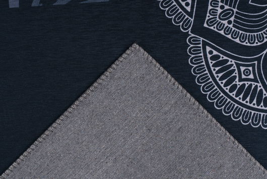 Strapazierfähiger Flachflorteppich – Bedrucktes Design für viel genutzte Bereiche
Ein strapazierfähiger Flachflorteppich mit bedrucktem Design, ideal für viel genutzte Bereiche. Der sehr flache Flor ist robust und pflegeleicht, während die stilvollen Farben (Multi/Blau) und der Motivdruck einen Retro-Charme versprühen. Auch bei Fußbodenheizung nutzbar.