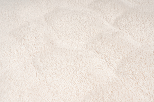 Durch seinen extra dicken und zugleich fusselfreien Flor ist dieser Hochflor Teppich in Cream ideal für Familienhaushalte, gemütliche Lounges oder Schlafzimmer, in denen Komfort und Stil gleichermaßen wichtig sind.