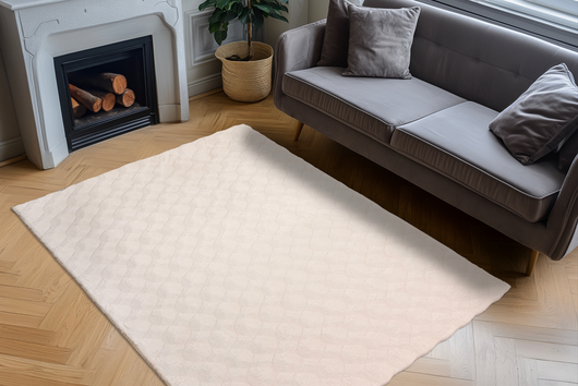 Der hochwertige Hochflor Teppich in Creme bietet einen weichen, dicken Flor, der den Boden sichtbar aufwertet und gleichzeitig ein komfortables, wärmespeicherndes Laufgefühl ermöglicht.