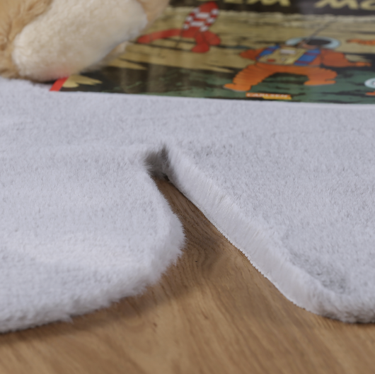 Sicheres Spielen: Ausgestattet mit einer Anti-Rutsch-Beschichtung (Latex-Rücken) sorgt dieser Teppich für die nötige Sicherheit für jedes Kinderzimmer.