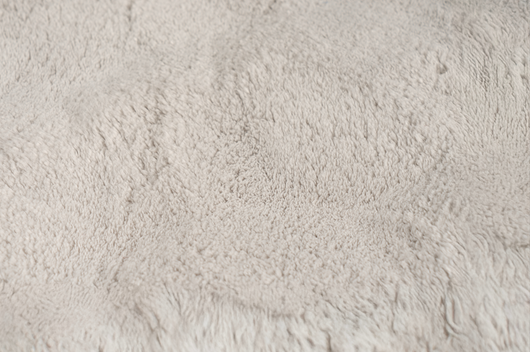 Dieser Hochflor Teppich in Grau überzeugt durch seine hochwertige Verarbeitung, die weiche Struktur und die elegante Optik, die besonders gut in Wohnzimmer, Schlafzimmer und Ruhezonen zur Geltung kommt.