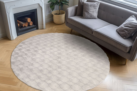 Der flauschige Hochflor Teppich in Grau schafft eine ruhige, angenehme Atmosphäre und ist durch seine Materialkombination aus Polyester und Baumwolle besonders weich, hautfreundlich und stabil.