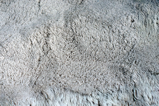 Der hochwertige Hochflor Teppich in Grautönen lässt Räume größer wirken, harmoniert mit nahezu allen Farbkonzepten und bietet einen weichen, dichten Flor für maximalen Komfort.