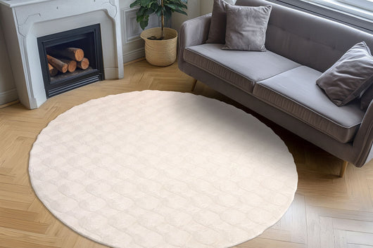 Mit seinem neutralen, aber edlen Cream-Ton passt dieser Hochflor Teppich perfekt zu modernen Möbeln, warmen Holzakzenten oder minimalistischen Interieurs und schafft ein ruhiges, gemütliches Wohngefühl.