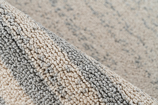 Dieser Teppich bietet nicht nur eine ästhetische Bereicherung für Ihr Zuhause, sondern ist auch äußerst vielseitig einsetzbar. Mit seinem modernen, grafischen Muster und den angenehmen Farben eignet sich der Teppich für alle Arten von Räumen – vom Wohnzimmer über das Schlafzimmer bis hin zum Büro. Der strapazierfähige und pflegeleichte Teppich sorgt für eine angenehme Atmosphäre.