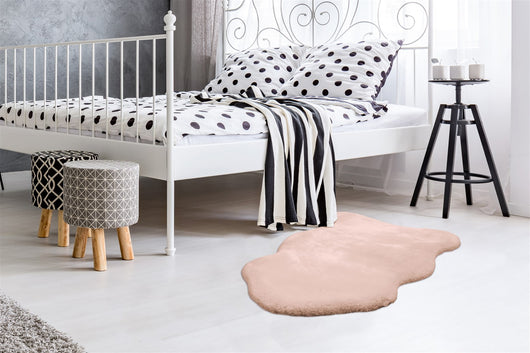 Creme Sheepskin Teppich: Die elegante Cremefarbe fügt sich nahtlos in helle und dunkle Einrichtungsstile ein. Dieser Sheepskin Teppich sorgt ganzjährig für eine angenehme und warme Atmosphäre.