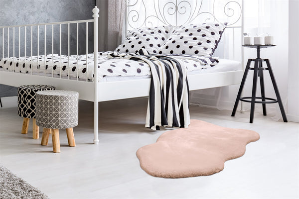 Creme Sheepskin Teppich: Die elegante Cremefarbe fügt sich nahtlos in helle und dunkle Einrichtungsstile ein. Dieser Sheepskin Teppich sorgt ganzjährig für eine angenehme und warme Atmosphäre.