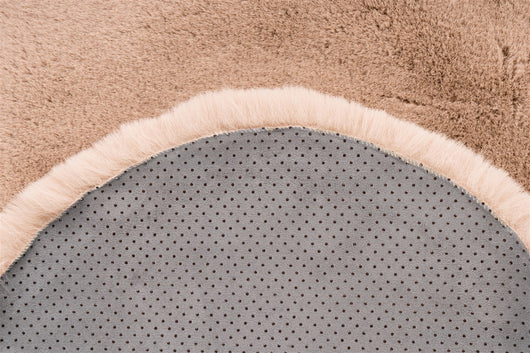 Synthetischer Sheepskin Teppich: Pflegeleicht, widerstandsfähig und dennoch unglaublich weich – dieser Sheepskin Teppich ist die perfekte Wahl für Familien und Allergiker, die nicht auf Komfort verzichten möchten.