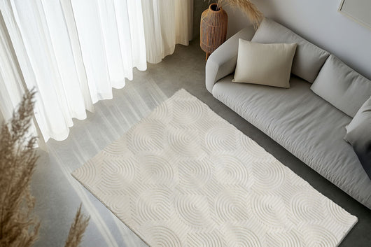 FLIESENDER CREME TEPPICH: Das helle Creme ist lichtecht und passt ideal zu modernen, minimalistischen Einrichtungsstilen und ist für Fußbodenheizung geeignet.