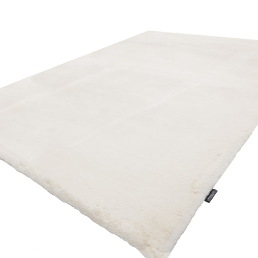 Hohe Dichte und Gewicht: Mit einem Flächengewicht von $2600 \text{ g/m}^2$ ist der Teppich besonders dicht und voluminös.