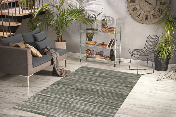 Luxuriöse Handarbeit und strapazierfähige Materialien: Entdecken Sie diesen Teppich mit Leder und Wolle in eleganter Patchwork-Optik.