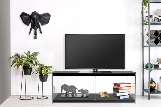 Ein TV-Tisch mit modernem Design und gehärtetem Glas, der Funktionalität und Ästhetik vereint.