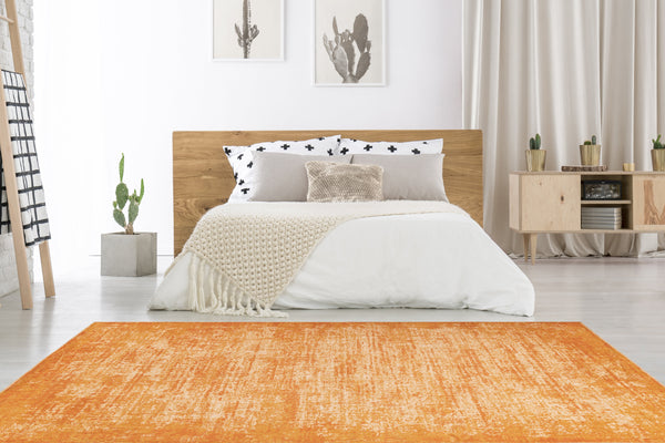 Ein stylischer Teppich mit kurzem Flor ist die ideale Wahl für ein modernes Zuhause. Er ist nicht nur sehr schön, sondern auch besonders pflegeleicht und strapazierfähig. Der Kurzflor-Teppich Piemont 1025 in der Farbe Sand fügt sich durch seine harmonische Farbgebung und dezente Musterung nahtlos in jeden Einrichtungsstil ein. Egal, ob Sie schlichte Holzmöbel oder kantige Glastische haben, dieser Teppich ist ein echter Allrounder.