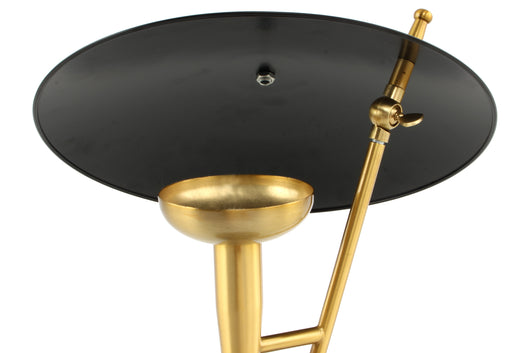 Eine Tischlampe in extravagantem Design mit einem Gestell und Schirm aus robustem Metall.