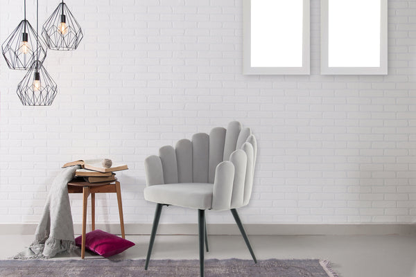 Der einzigartige Design-Stuhl Jeane 625 Grau: Seine markante Form und der samtweiche Stoffbezug machen ihn zum Blickfang in jedem Raum.