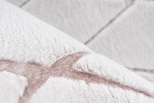 Sauberer Abschluss: Die Ziernaht rundherum (Kettelung) verhindert das Ausfransen des Teppichs und sorgt für eine ansprechende Optik.

