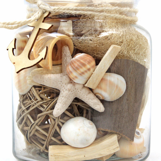 Windlicht Glas Muscheln: Obwohl primär Dekoration, kann dieses Glas mit einer kleinen Lichterkette für stimmungsvolle Akzente sorgen. Ideal für gemütliche Abende.