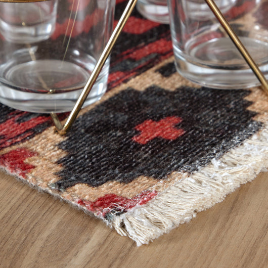 Design Teppich multicolor für den Innen- und Außenbereich: Der Atoil 271 Multi kombiniert Funktionalität mit einem auffälligen Jacquard-Design.