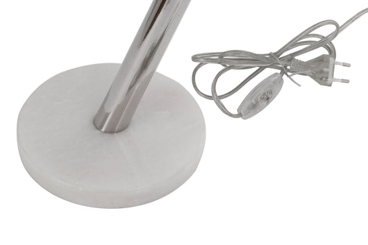 Die Lampe in edlem Silber fügt sich dank ihrer harmonischen Gestaltung im Skulpturen-Look zurückhaltend in jede Einrichtung ein.