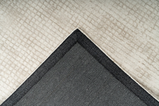 Dieser Teppich in harmonischem Creme ist eine stilvolle Ergänzung für jeden Raum.