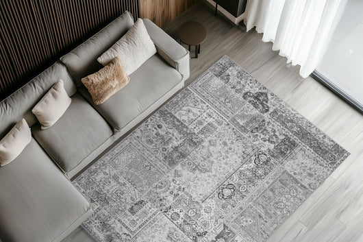 Beschreibung: Ein grauer Teppich ist die Basis für einen stilvollen Raum. Der Visionary 130 in Grau setzt mit seinem Statement-Design noch einen drauf und wird zum absoluten Tüpfelchen in Ihrem modernen Ambiente.

