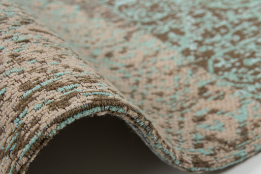 Der handgewebte Flachwebteppich Symphony 160 bietet dank seiner geringen Höhe (10 mm) einen idealen Laufkomfort. Das Patchwork-Design in lebhaften Türkistönen wirkt modern und frisch. Er ist nicht nur schön anzusehen, sondern auch äußerst praktisch, da er besonders pflegeleicht und leicht zu reinigen ist.
