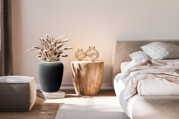 Dieses Accessoire Vase Schwarz Roségold hat ein metallisches Detail am Rand, das ihm einen besonderen Charme verleiht. Handgefertigt aus Eisen, zeitlos und eindrucksvoll.

