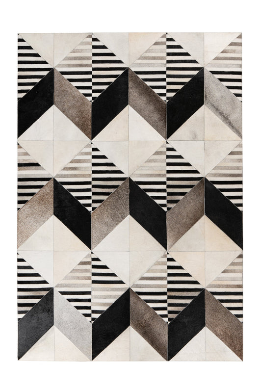 Der Teppich im Patchwork-Look vereint traditionelle Handwerkskunst mit modernem Design.